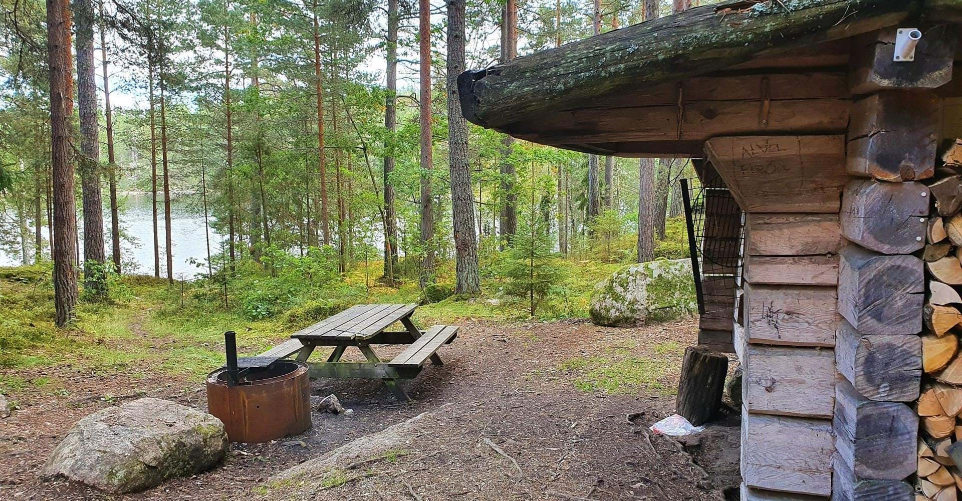 Lomsviken, Torpön - vindskydd