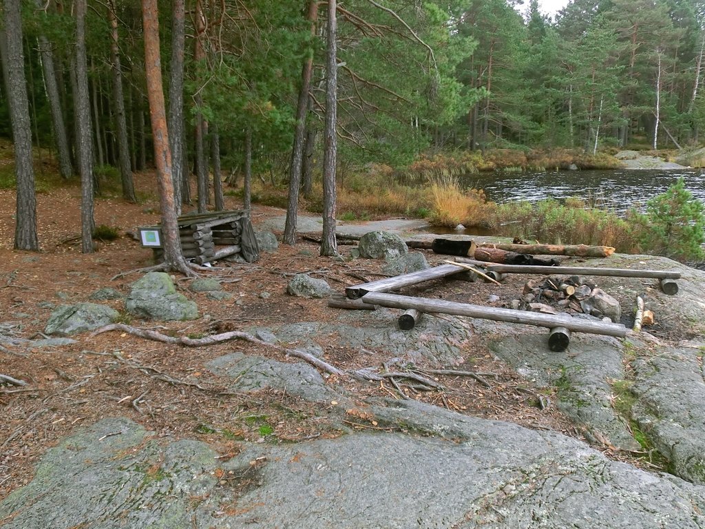 Vedförråd och eldplats vid Stora Envätterns östra strand.