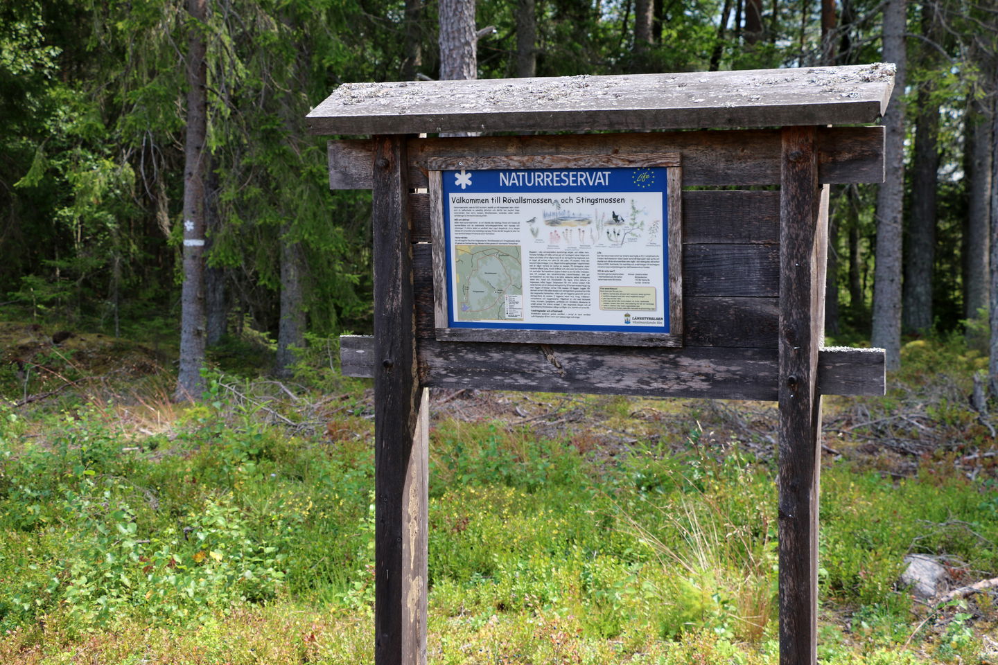 Informationstavla över naturreservatet.