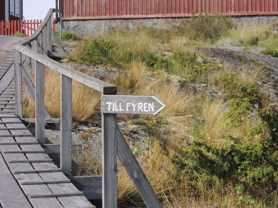 Mot fyren - runda fyrbyn på den norra sidan. 