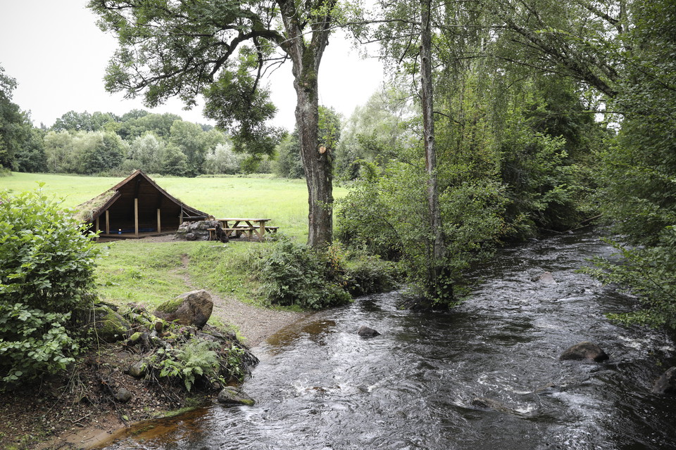 Vindskyddet i Östafors ligger vackert längs Holjeån
