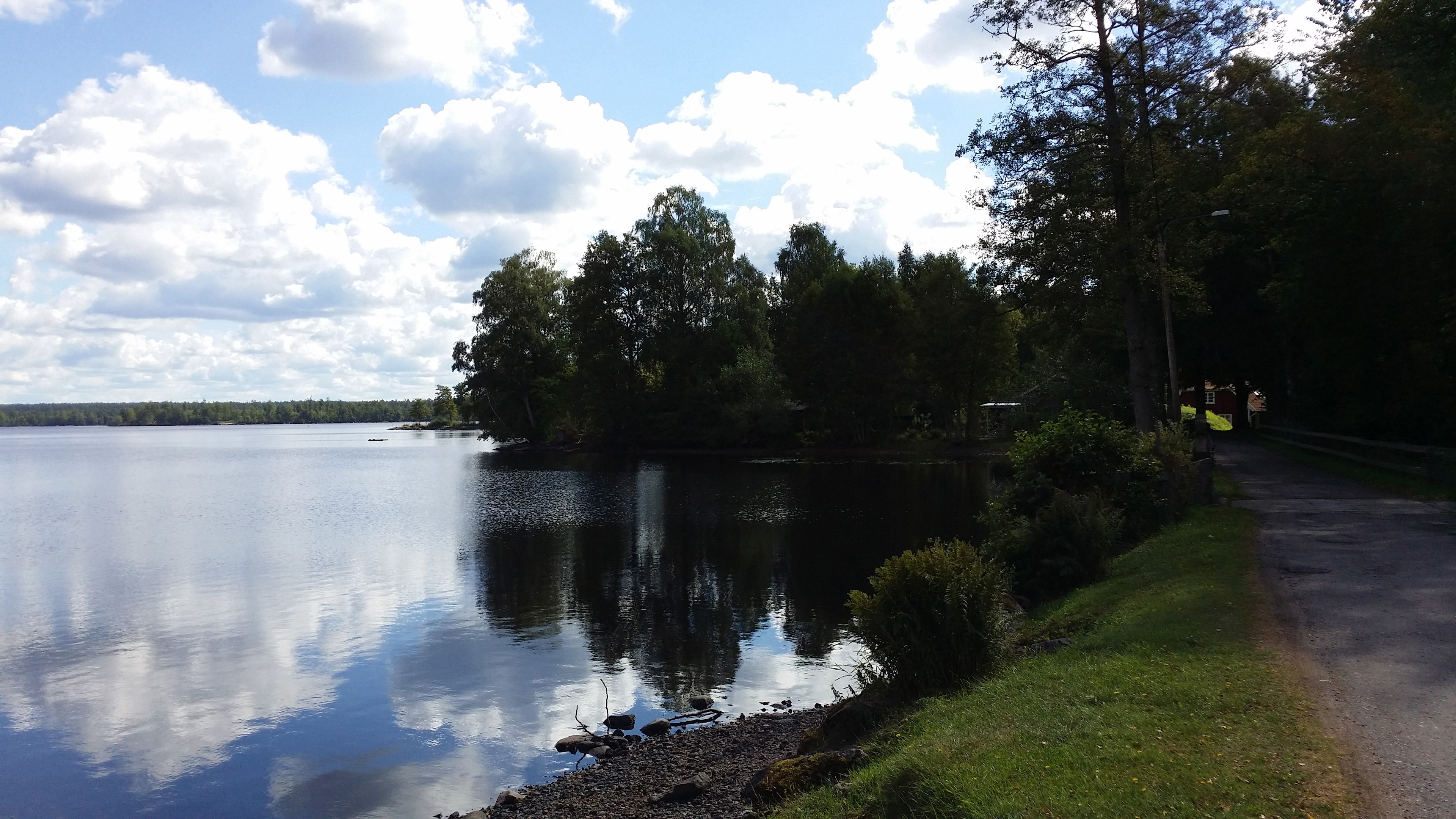 Årydsjön - en av flera sjöar utmed leden
