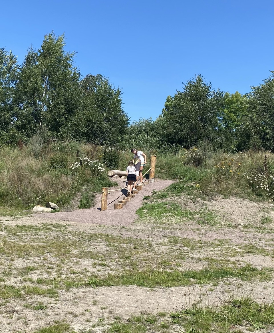 barn som klättrar