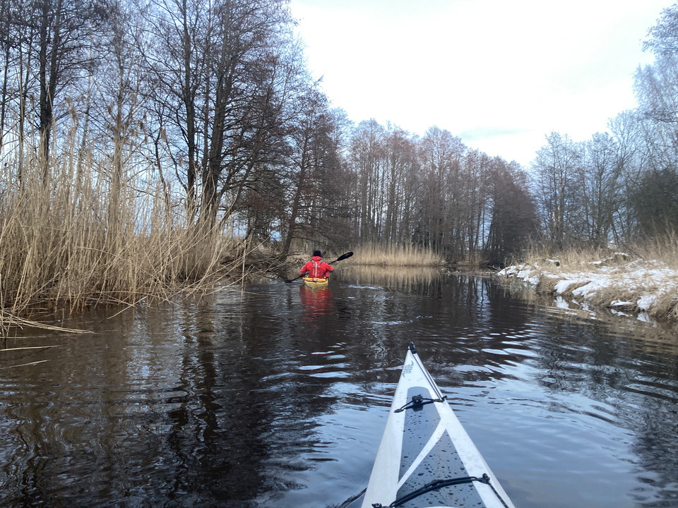 Kanotist paddlar i en å