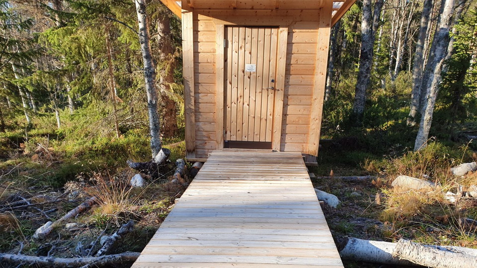Utedass med träramp