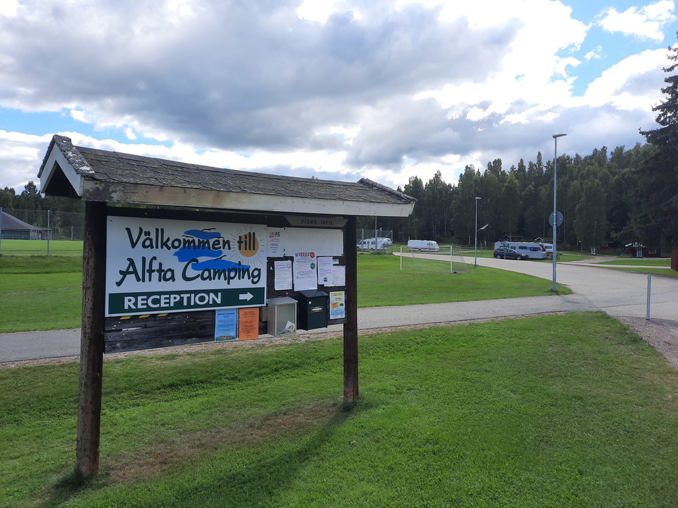 Skylt som visar vägen till campingen