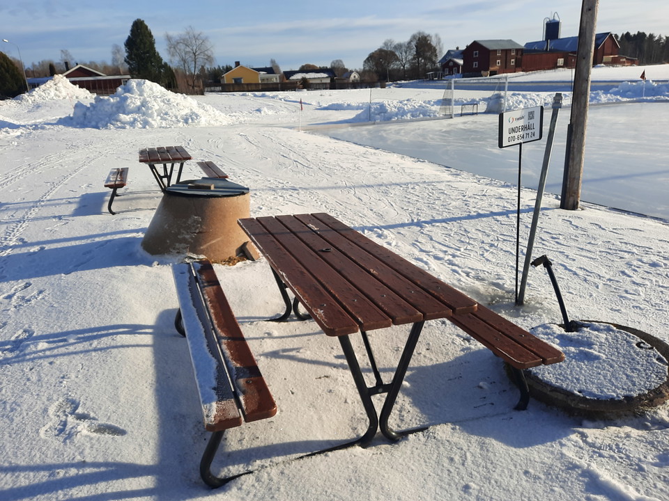 En liten grill samt bänkbord finns intill planen