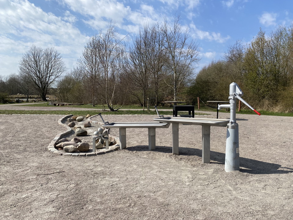Vattenlek på bakgården till Naturens hus