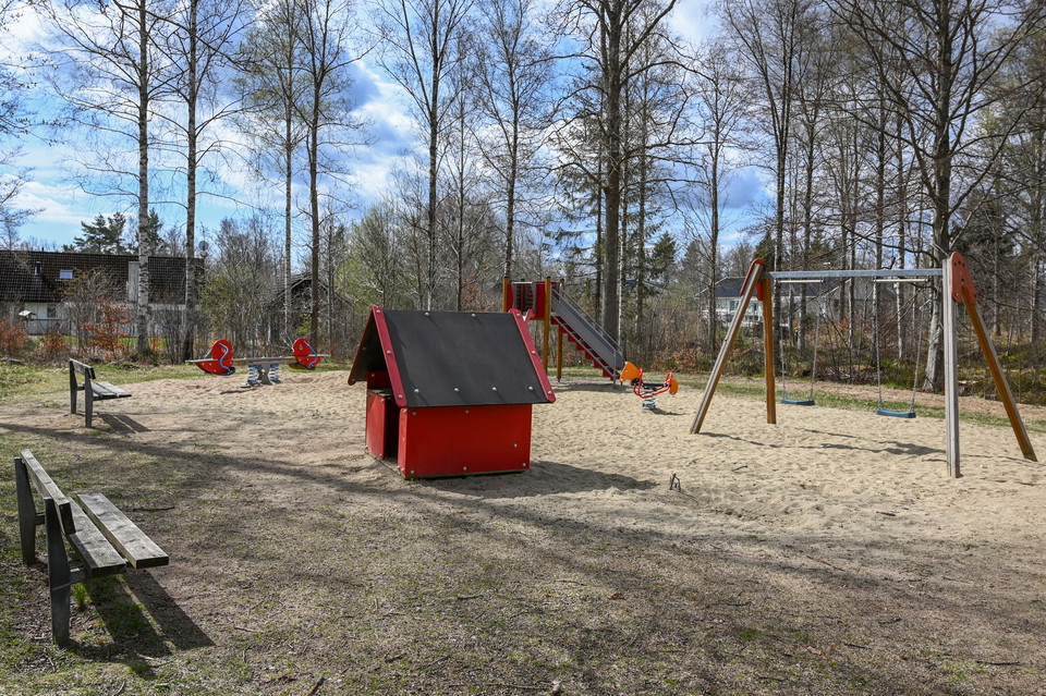 Litet rött hus i en lelplats