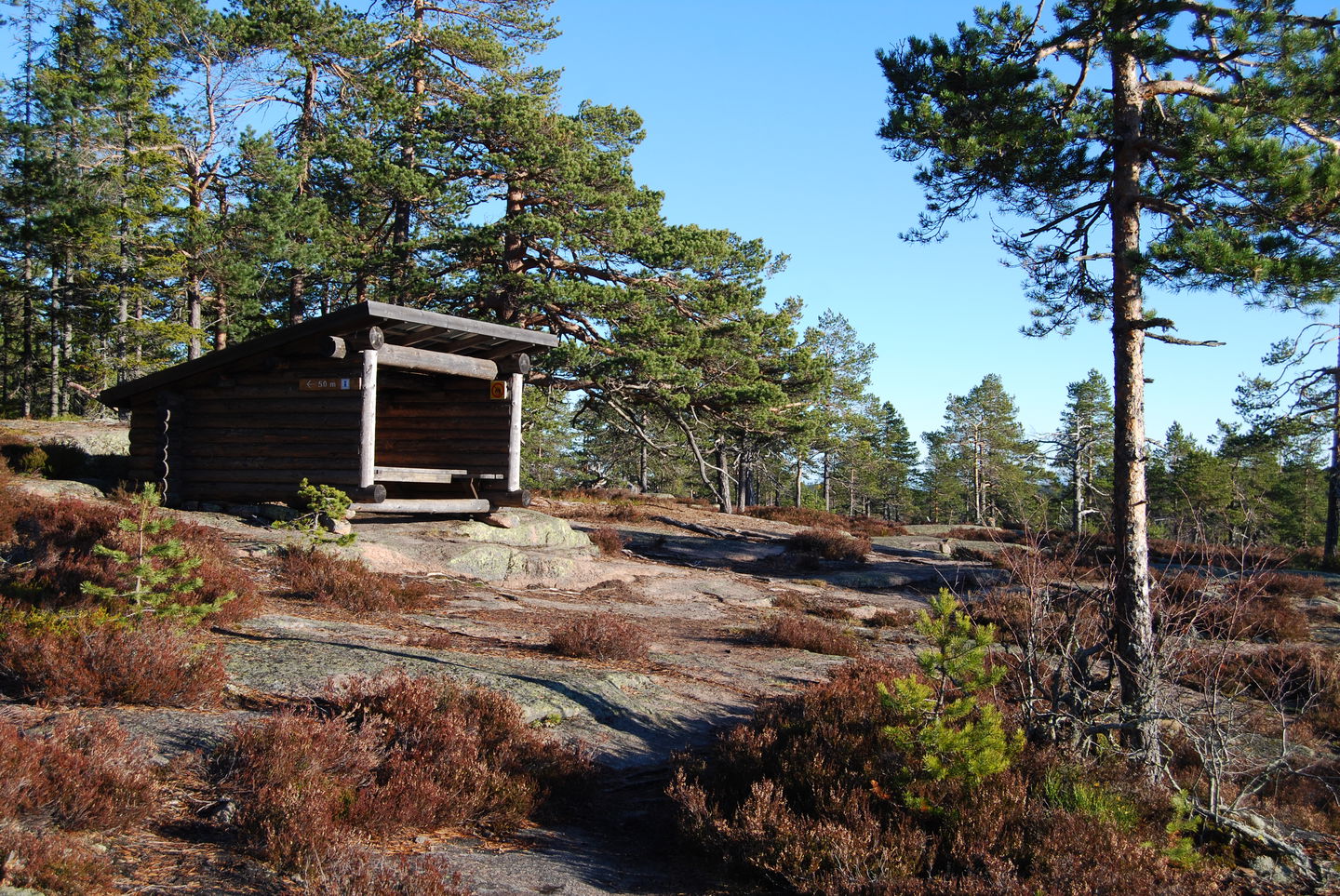 Vindskyddet på Långtjärnshällorna. Foto: Anders Östman, Länsstyrelsen