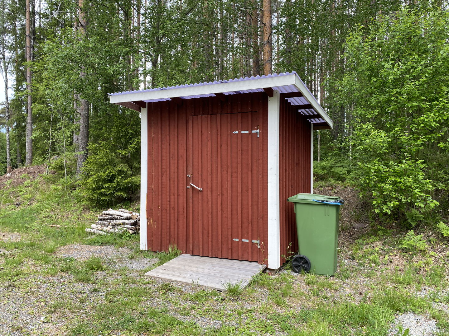 Torrtoalett, röd med vita knutar