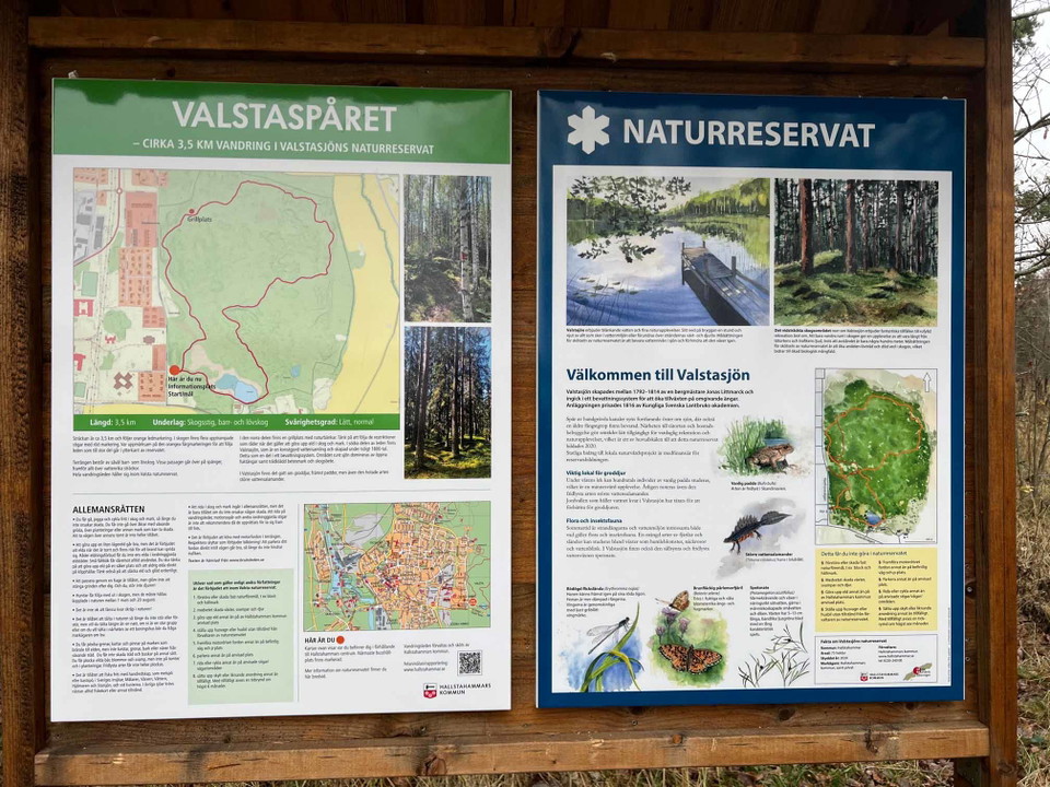 Skylt med text om naturreservatet och om slingan i området.