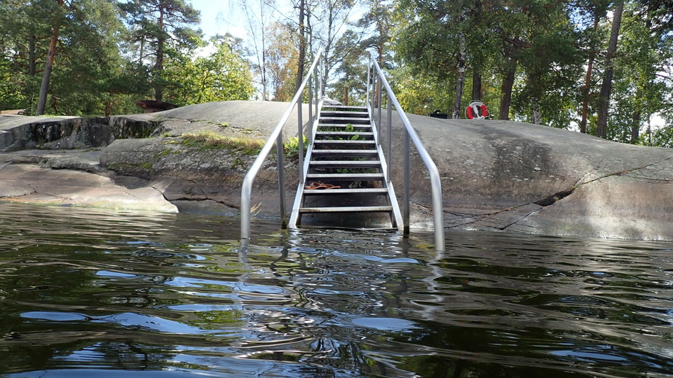 Badtrappa vid badberget. Foto Lidingö stad