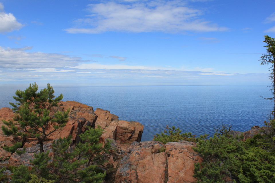 En klippa på hög höjd över havet. Klippan är mycket kantig. 