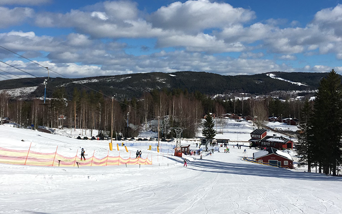 Vy över barnbacken i Kullstabacken sett från toppen ner mot dalstugan.
