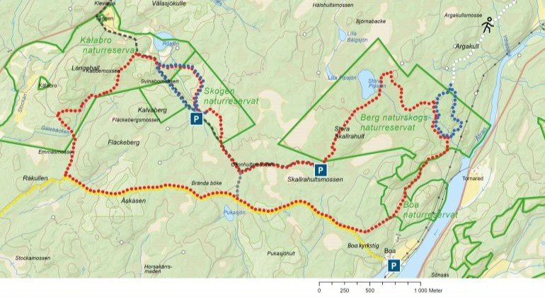 Karta över Ödemarksstigen (de röda prickarna) som går genom naturreservaten Kålabro, Skogen, Bergs naturskog och Boa samt i flera privata områden. 