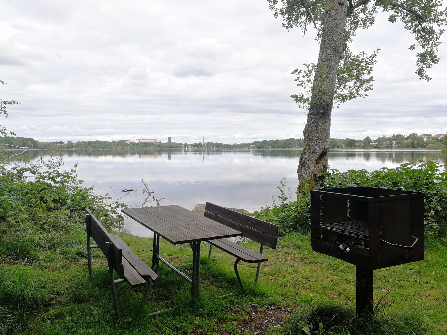 Bänkbord och grill nära