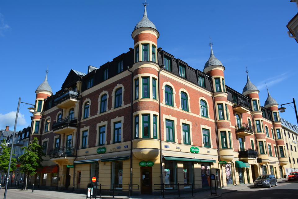 En stor, pampig byggnad från förra sekelskiftet