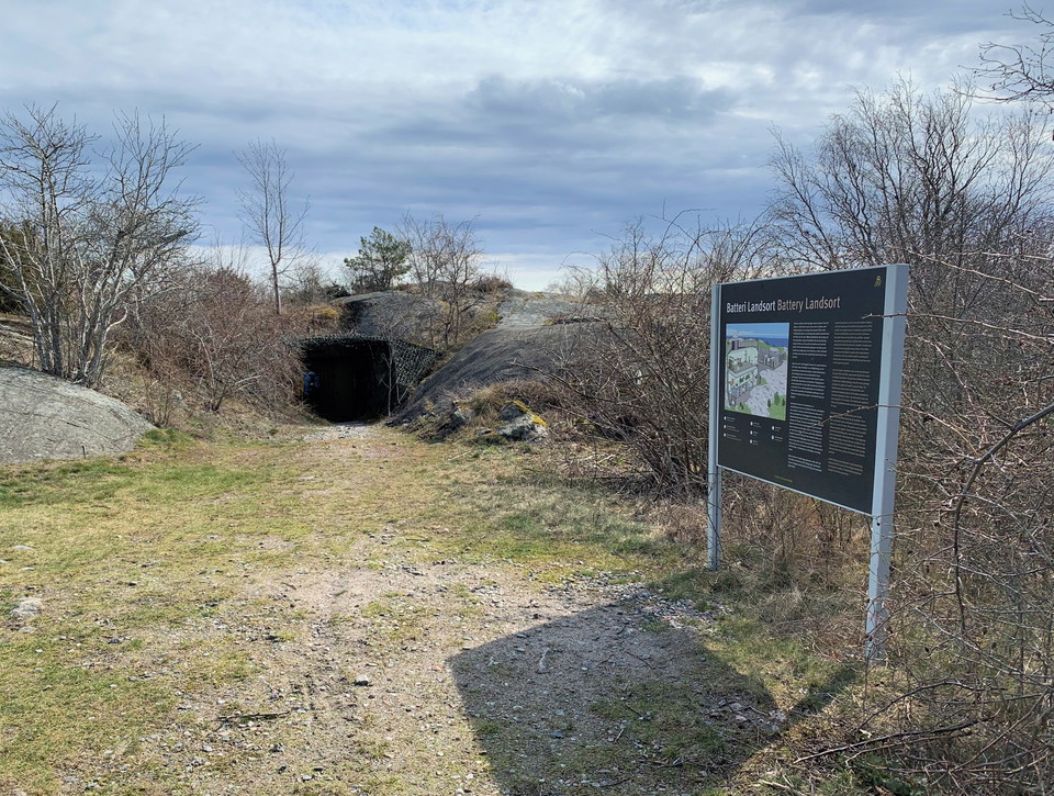 Fastighetsverkets skyltar berättar om batteriet och dess historia. 