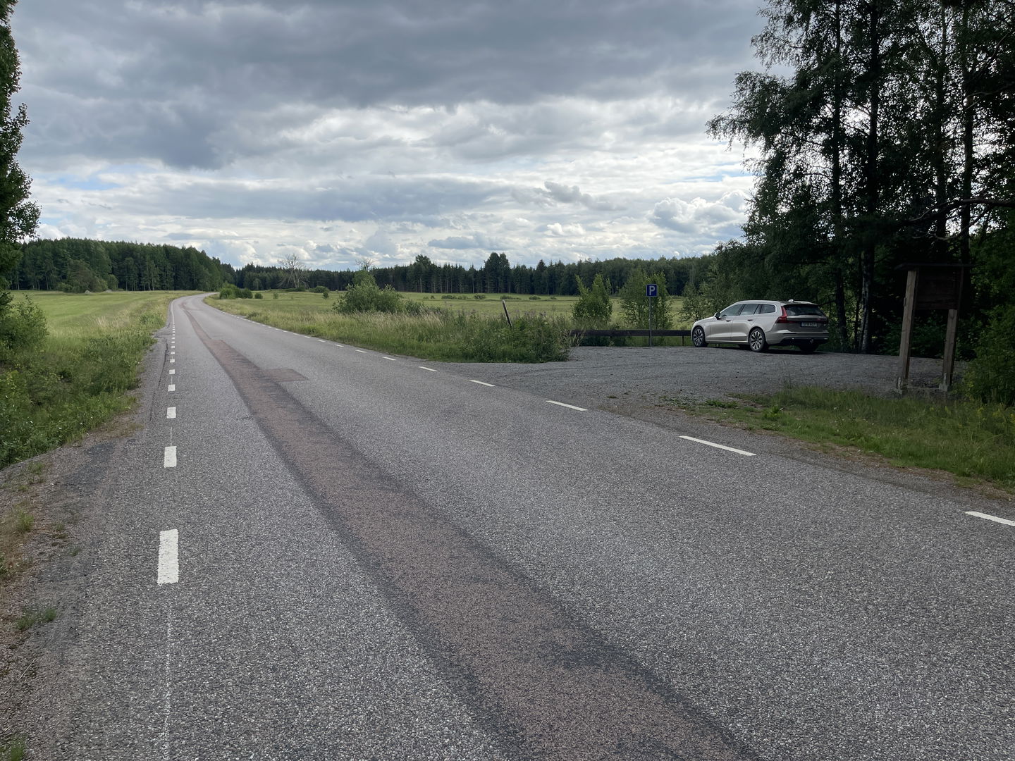 Parkering vid sidan av en landsväg.