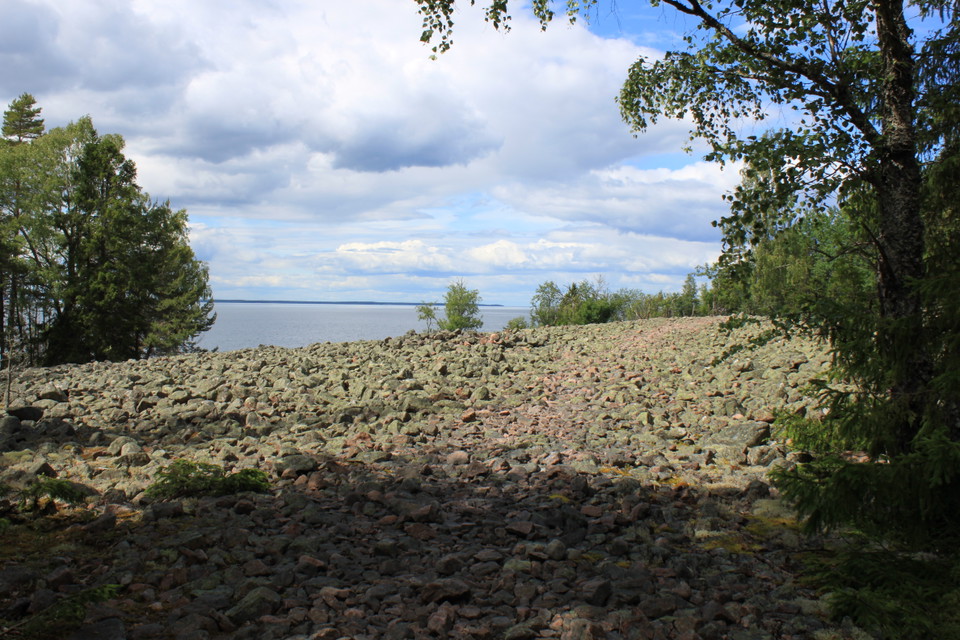 En öppen yta vid havet som är täckt av stenar i olika storlekar.