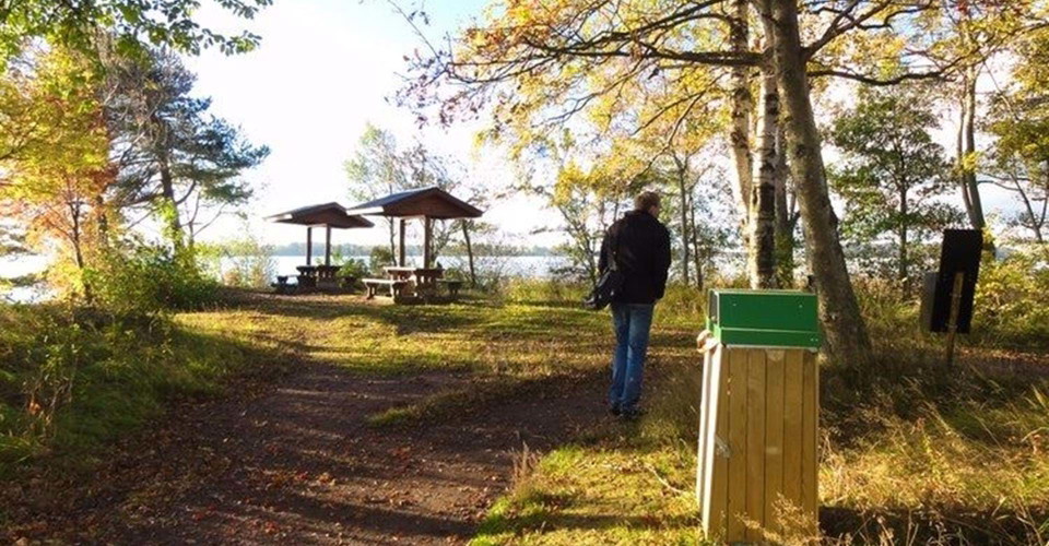 Grill- och rastplats vid Råssnäsuddens södra spets. 
Etapp: Råssnäsudden–Mariebergsudden. 
Motala. 