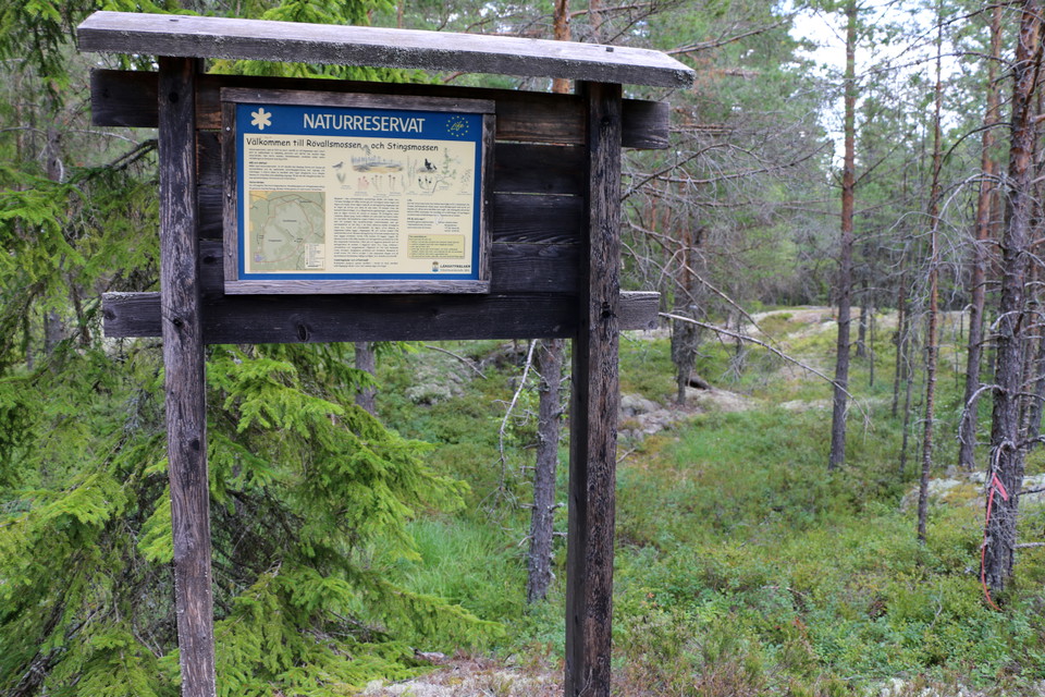 Informationstavla över naturreservatet.