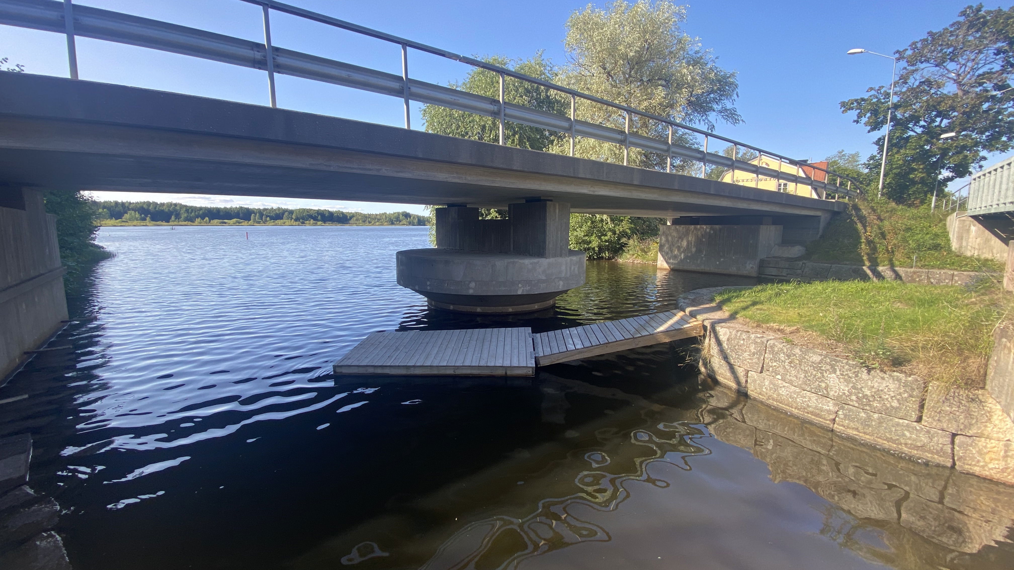Bryggan finner du under bron