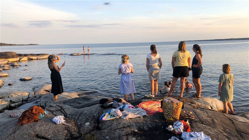 At Duse Udde there is a child-friendly sandy beach and rock bath, from the cliffs you get a magical view of Lake Vänern