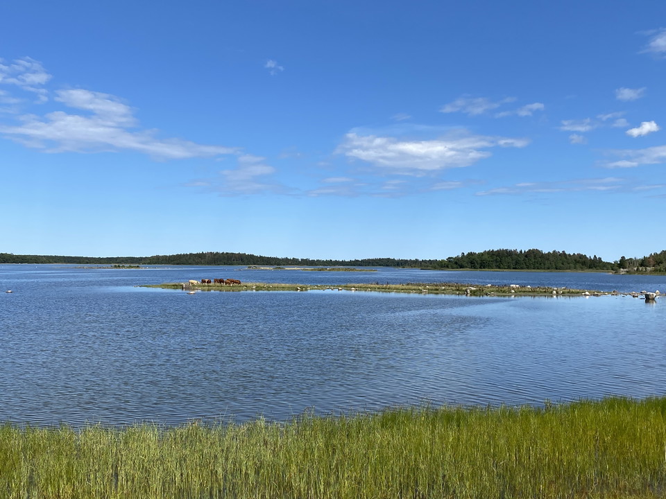 Blått hav, blå himmel, öar i bakgrunden