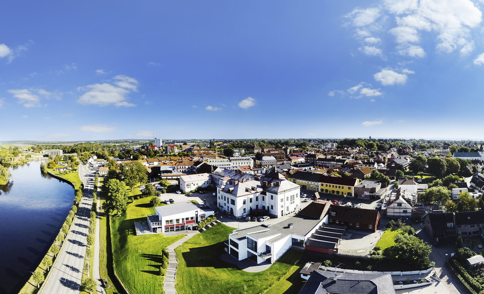 Konst- och stadsvandring bland offentliga konstverk i Laholms centrum 
