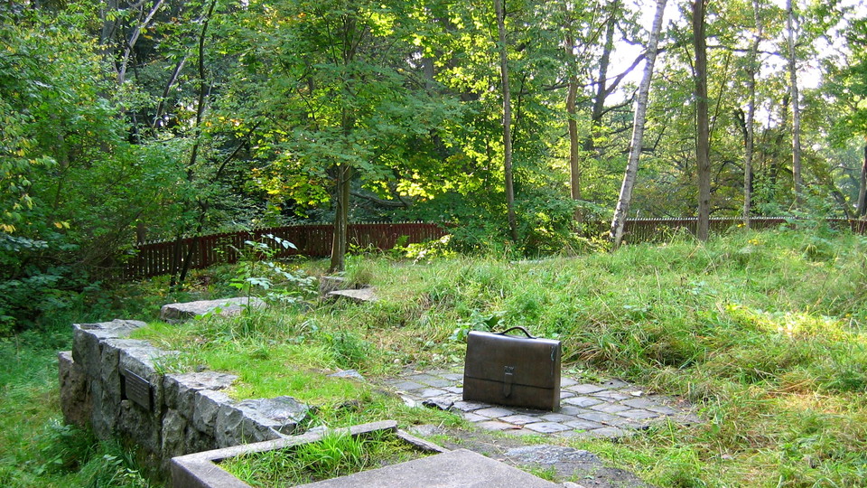 Raoul Wallenbergs attachéväska i brons på husgrunden till familjens sommarbostad. Foto Lidingö stad