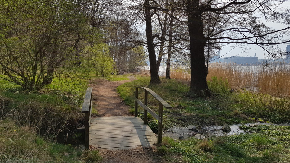 Gångbro vid torpet Öskure. Foto Lidingö stad