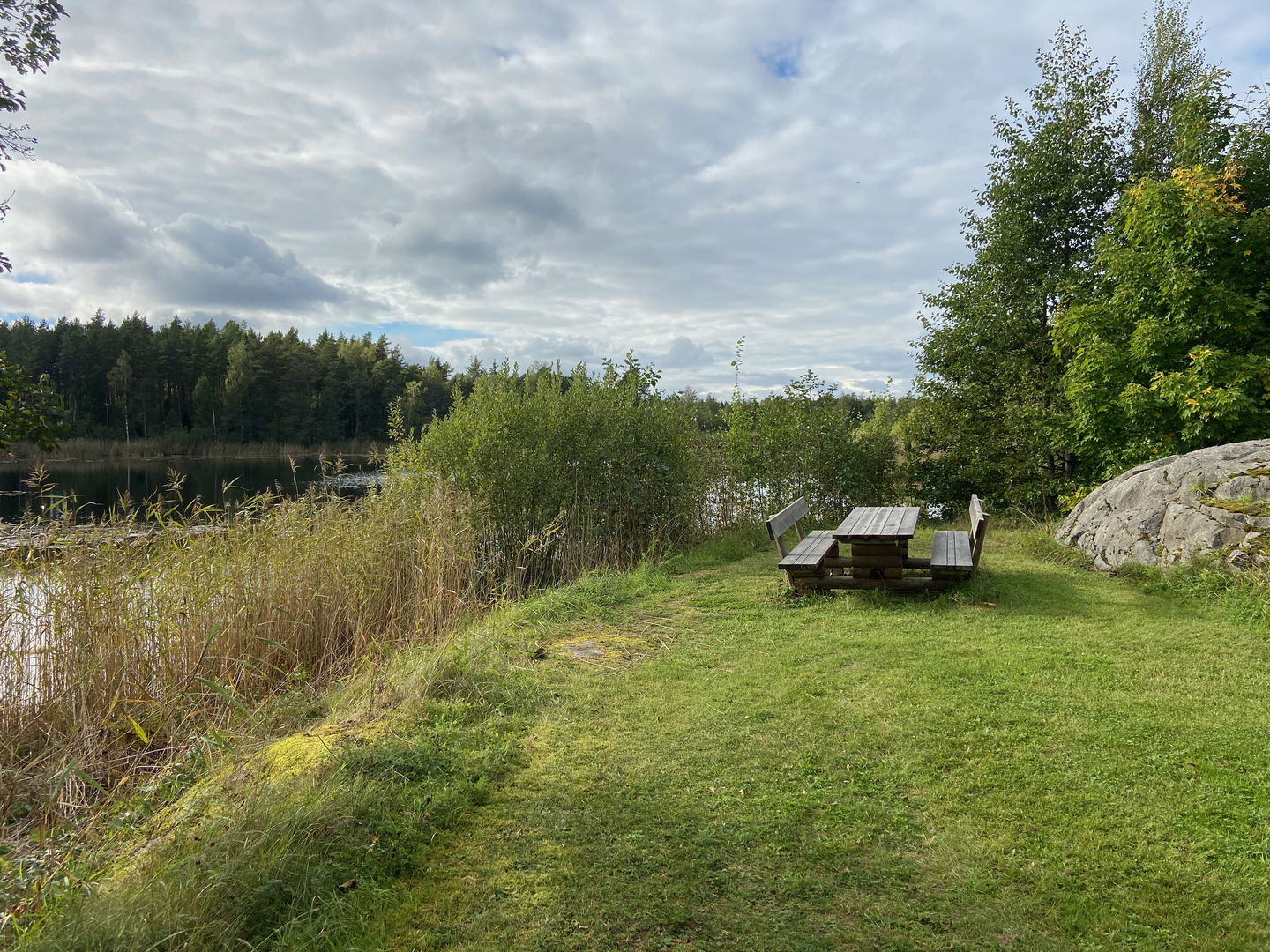 Ett rastbord står på en klippt gräsytan.