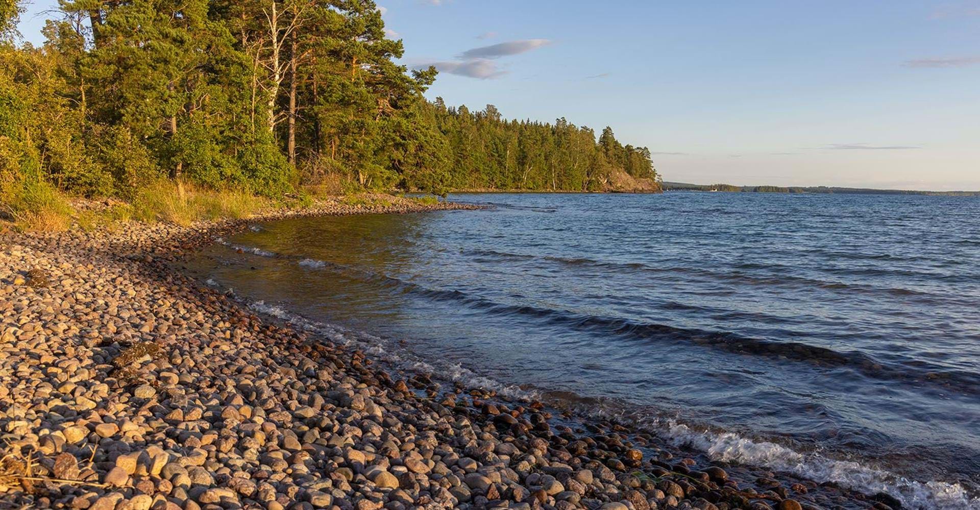 Förutom fin sandstrand finns det även
en vacker stenstrand.
Rundslinga Medevi - Torpa Sand.
Motala.