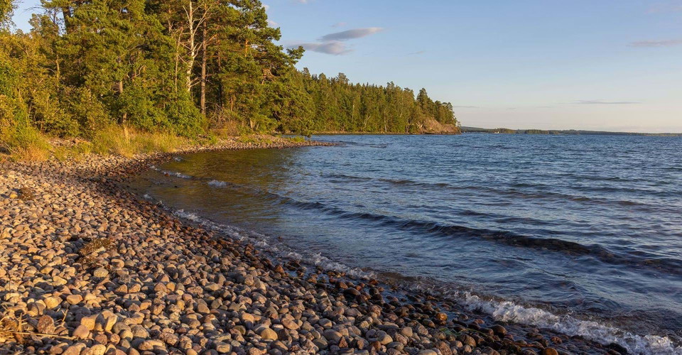 Förutom fin sandstrand finns det även
en vacker stenstrand.
Rundslinga Medevi - Torpa Sand.
Motala.
