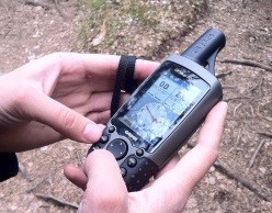 En närbild på händer som håller i en GPS.