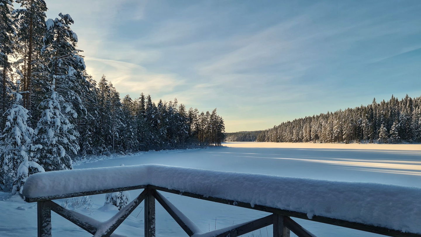 Utsikt över Vågsjön i Munkfors från altanen vid den vedeldade bastun.