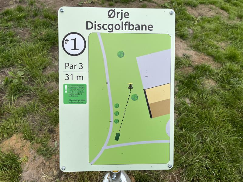skilt som viser hull 1 på Ørje Discgolfbane