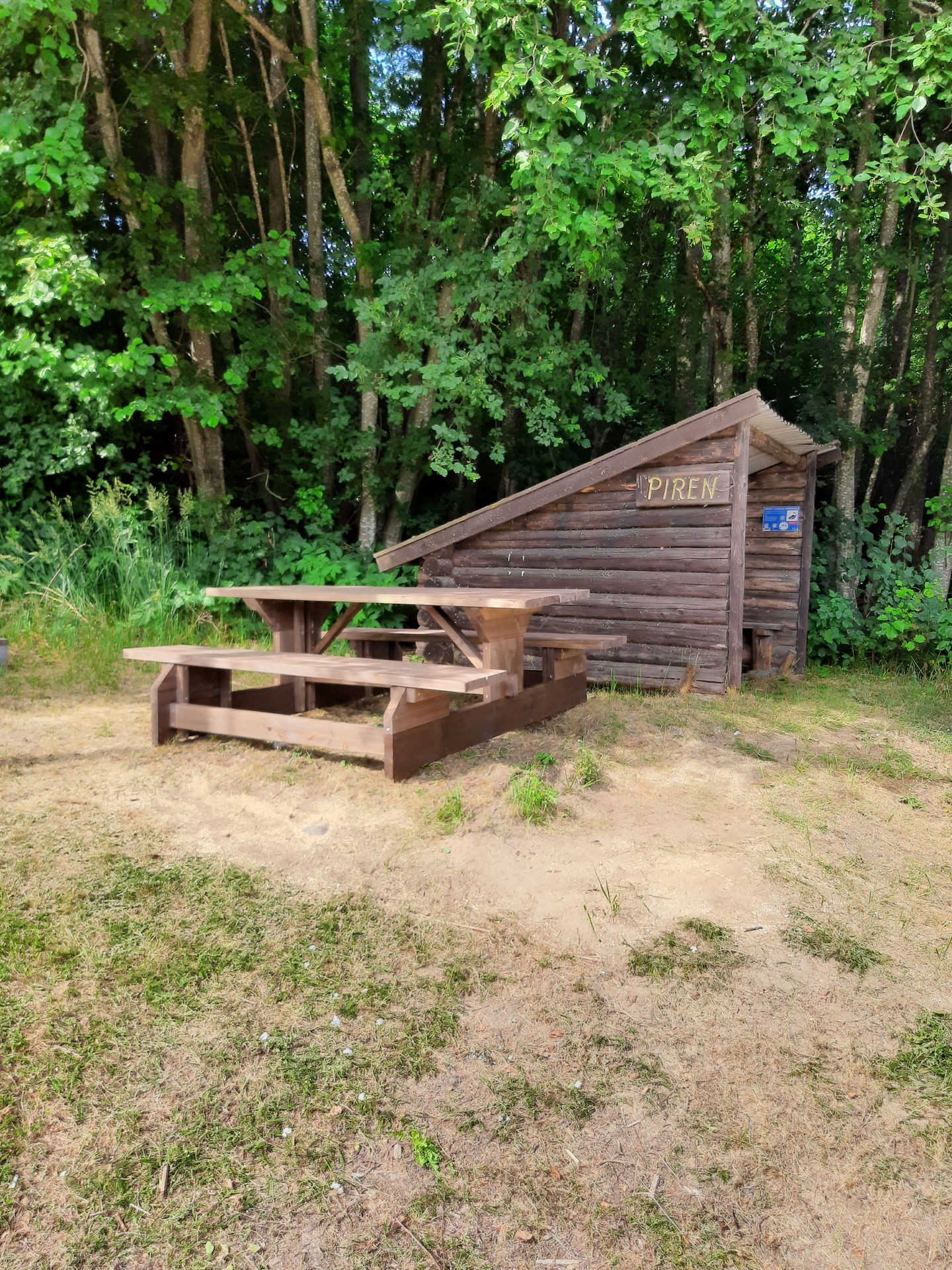 Bänkbord vid Piren i Dingersjö
