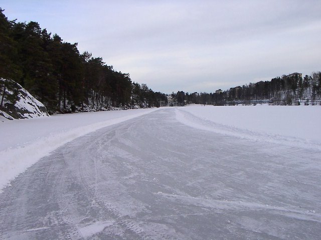 Plogad skridskobana på sjön Övre Rudan.