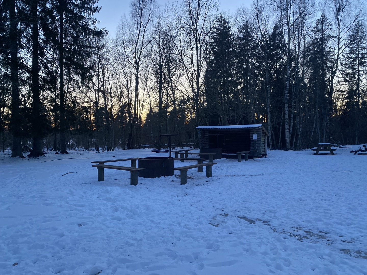 Grillplatsen och vindskydd vinter