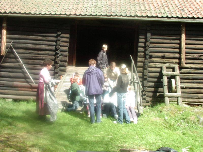 barn ved løa