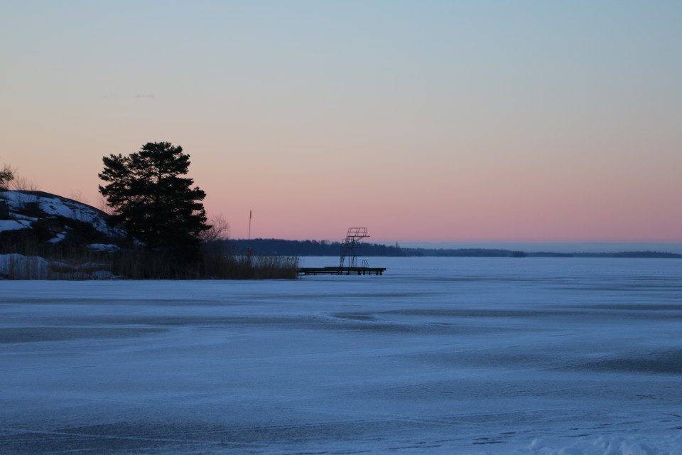 Bryggan och hopptorn i vinterskrud.