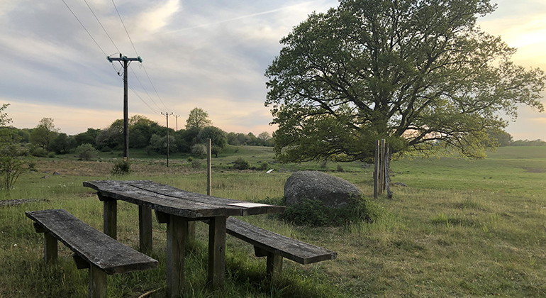 Bänkbord vid parkeringen.
