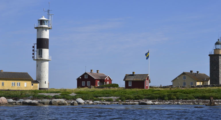 en fyr mitt bland fyra hus