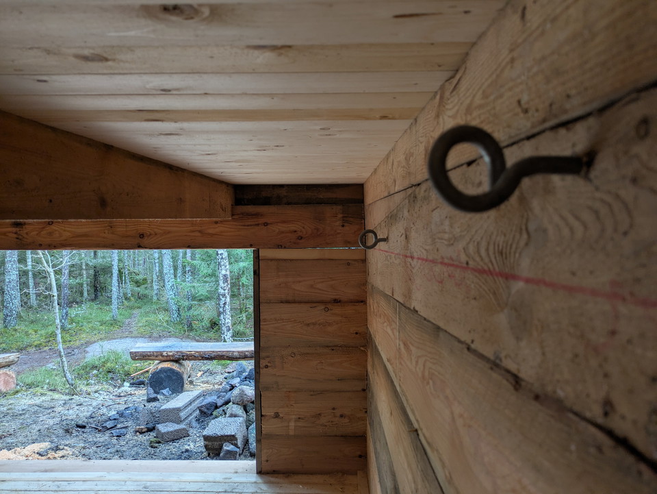 Vindskydd med karbinhakar invändigt