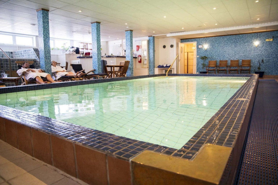 Människor som sitter i en pool.