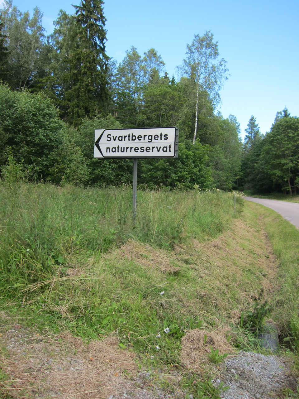 Vägskylt visar vägen till naturreservatet.