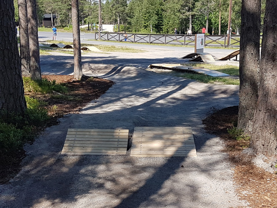 Två olika hopp på grön respektive blå svårighetsnivå